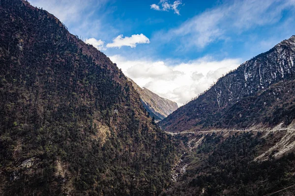 Himalaya dağ vadisi, tepeden parlak mavi gökyüzü ile Tawang Arunachal Pradesh Hindistan 'da çekilmiştir..