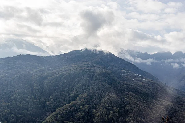 平らな角度の画像から午前中に濃い雲で覆われた山脈はセラ タワン インディアで撮影されます — ストック写真