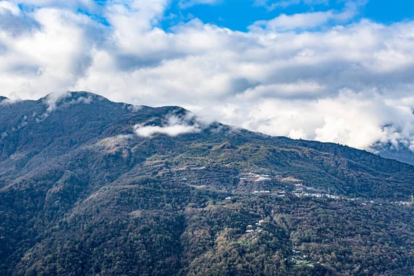 平らな角度の画像から午前中に劇的な空に覆われた山脈はセラ タワン インディアで撮影されます — ストック写真