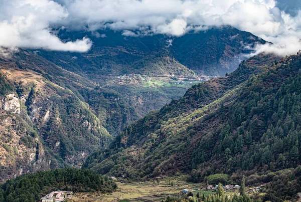 Cordillera Cubierta Con Cielo Dramático Por Mañana Desde Ángulo Plano — Foto de Stock