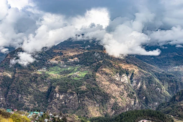 Düz Açı Görüntüsü Sabah Dramatik Gökyüzü Ile Kaplı Dağ Sıraları — Stok fotoğraf