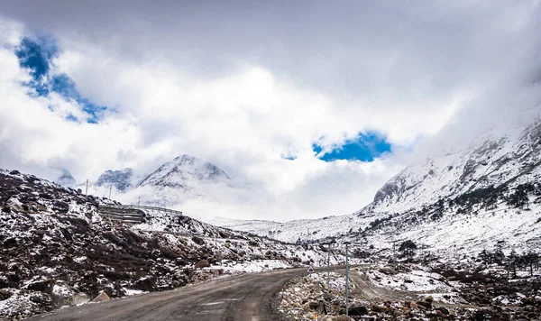 雪のキャップの山の背景と朝の画像で素晴らしい空と孤立したTarmac道路は セラ峠Tawang Arunachal Pradeshで撮影されています — ストック写真