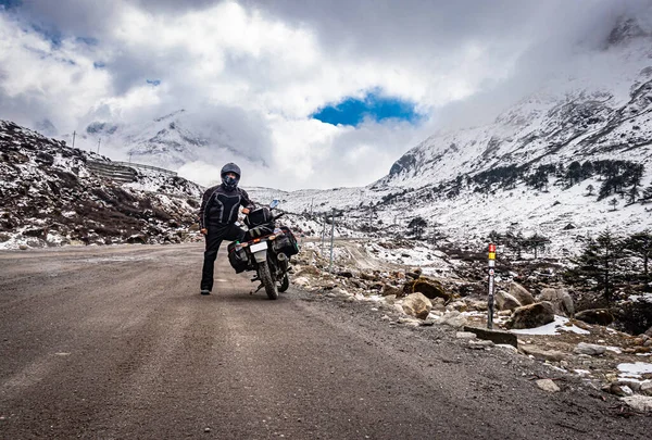 Man Solo Riddare Att Befria Redskap Med Lastad Motorcykel Isolerade — Stockfoto