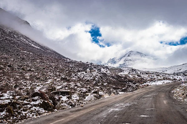 Isolated Tarmac Road Snow Cap Mountain Background Amazing Sky Morning — 스톡 사진