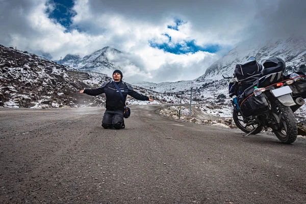 Κορίτσι Σόλο Ταξιδιώτη Απομονωμένη Άσφαλτο Δρόμο Χιόνι Κορυφή Βουνά Στο — Φωτογραφία Αρχείου