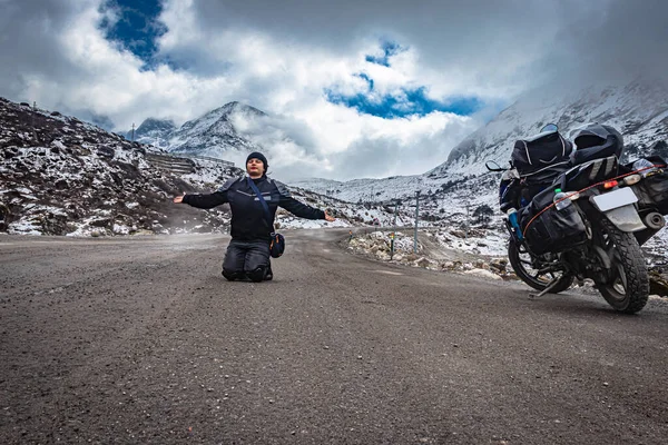 Zole Edilmiş Asfalt Yolda Arka Planda Kar Örtüsü Dağları Olan — Stok fotoğraf