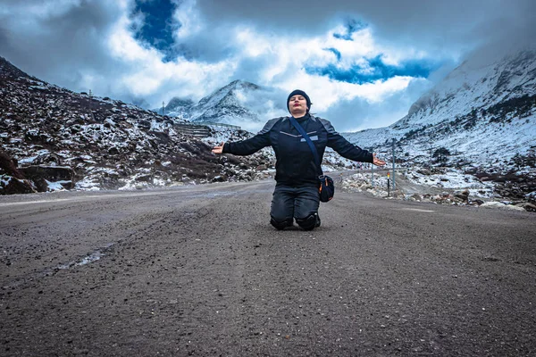 Mädchen Alleinreisende Isolierten Asphaltierten Straße Mit Schneekappen Berge Hintergrund Morgen — Stockfoto