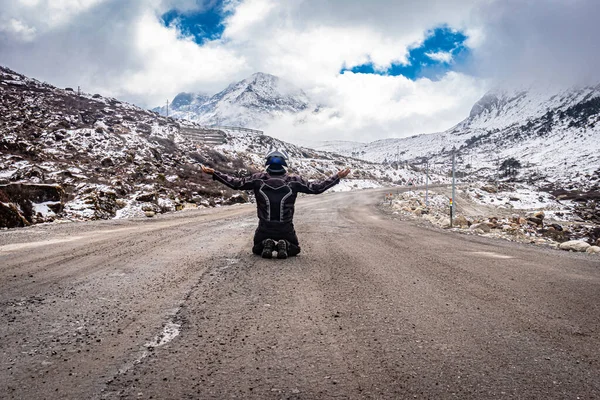 Hombre Viajero Solo Carretera Asfaltada Aislada Con Montañas Gorra Nieve — Foto de Stock