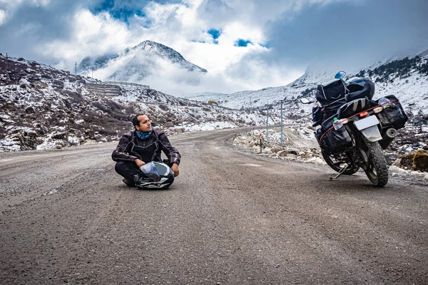 Pria Pengembara Solo Jalan Aspal Terpencil Dengan Topi Salju Pegunungan — Stok Foto
