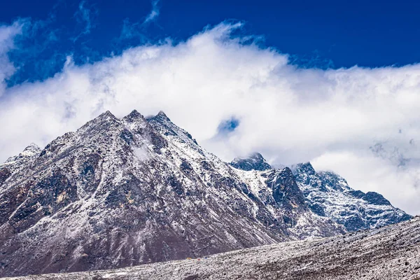 Montanhas Boné Neve Com Céu Azul Brilhante Parte Manhã Ângulo — Fotografia de Stock