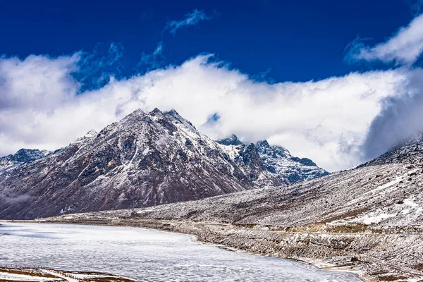 Las Montañas Del Casquete Nieve Con Lago Congelado Cielo Azul — Foto de Stock