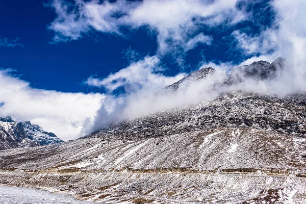 Montanhas Boné Neve Com Céu Azul Brilhante Parte Manhã Ângulo — Fotografia de Stock