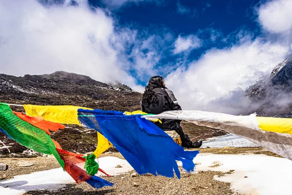 山の頂上にいる孤立した少女と仏像の旗はセラ タワン アラナカル プラデーシュインドで撮影されました — ストック写真