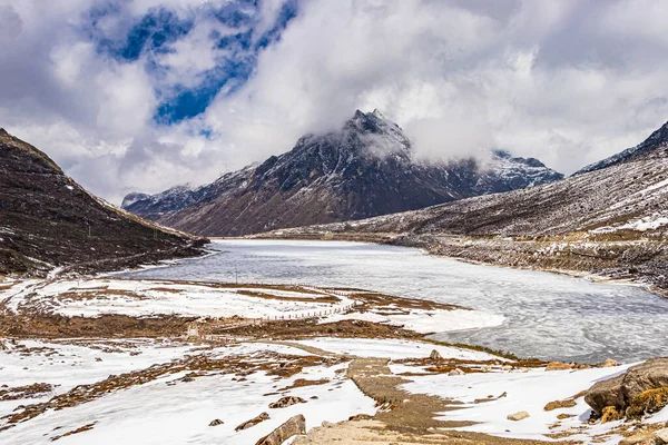 Montanhas Boné Neve Com Lago Congelado Céu Azul Brilhante Manhã — Fotografia de Stock