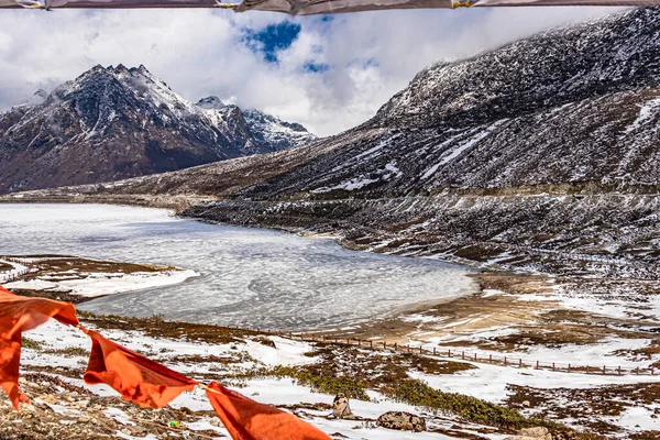 Boné Neve Montanha Com Céu Dramático Através Das Bandeiras Budismo — Fotografia de Stock
