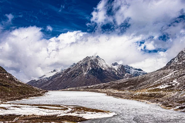 Montanhas Boné Neve Com Lago Congelado Céu Azul Brilhante Manhã — Fotografia de Stock