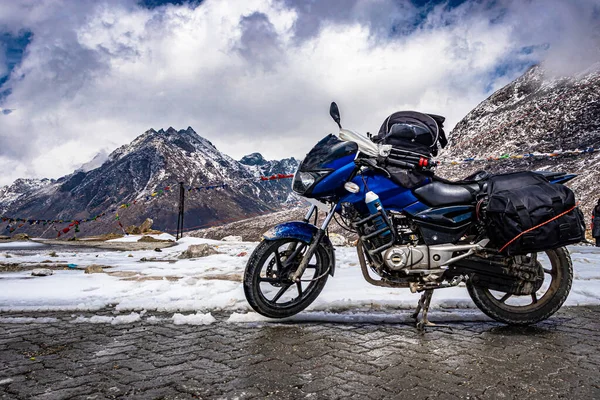 Motociclista Bicicleta Carregada Estrada Isolada Remota Com Montanhas Boné Neve — Fotografia de Stock