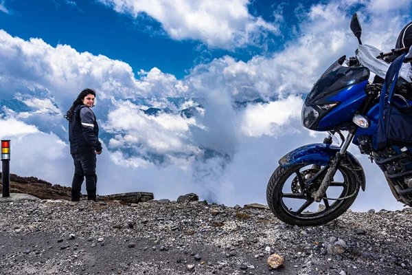 Biker Gadis Muda Puncak Gunung Dengan Langit Biru Cerah Pada — Stok Foto