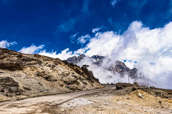 平らな角度から見た朝の青い空の山はセラ タワン インディアで撮影されました — ストック写真