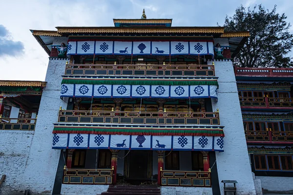 Буддийский Монастырь Украшенными Религиозными Флагами День Низкого Угла Изображения Взят — стоковое фото