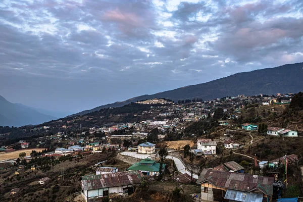 Tawang Stadt Ansicht Von Berggipfel Der Morgendämmerung Aus Flachem Winkel — Stockfoto