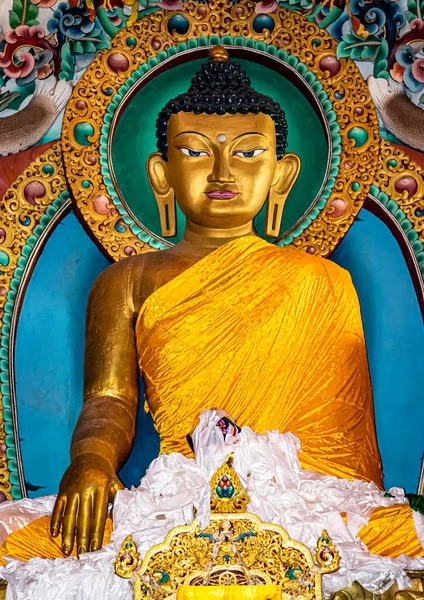 Obrovská Buddha Zlatá Socha Zdobená Náboženskými Vlajkami Oběťmi Večerního Obrazu — Stock fotografie