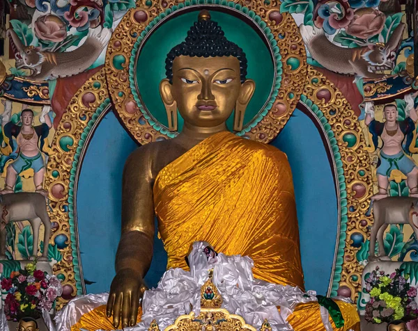 Riesige Buddha Goldene Statue Verziert Mit Religiösen Fahnen Und Opfergaben — Stockfoto