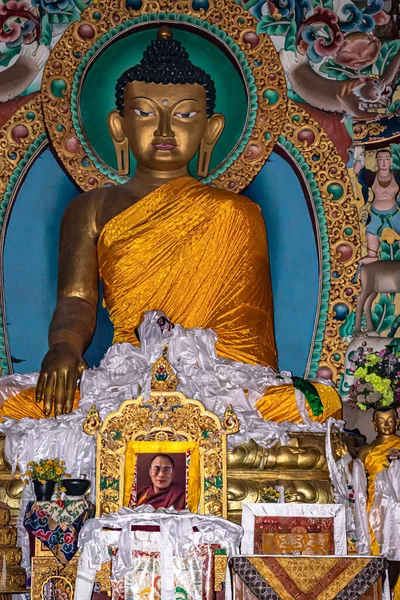 Τεράστιο Άγαλμα Buddha Χρυσό Διακοσμημένο Θρησκευτικές Σημαίες Και Προσφορές Βράδυ — Φωτογραφία Αρχείου