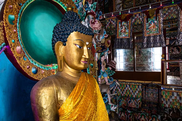 Riesige Buddha Goldene Statue Verziert Mit Religiösen Fahnen Und Opfergaben — Stockfoto