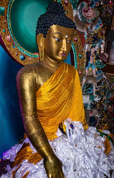 Τεράστιο Άγαλμα Buddha Χρυσό Διακοσμημένο Θρησκευτικές Σημαίες Και Προσφορές Βράδυ — Φωτογραφία Αρχείου
