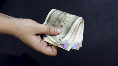 El ele tutuşan Hindistan banknotları sosyal refah ve parasal bağımsızlık kavramı