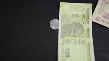 Nakit akışını ve zenginlik oluşumunu sembolize eden aşağı doğru düşen renkli para birimi faturaları