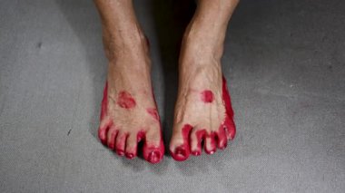 Geleneksel törende kırmızı ayak boyası gösteren evli Hintli kadın.