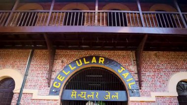 Klasik tuğla işçiliği ve sarı harfli hücresel hücreye giriş görüntüsü