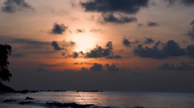 Şafakta sakin kıyı şeridinde dramatik bir gün doğumu