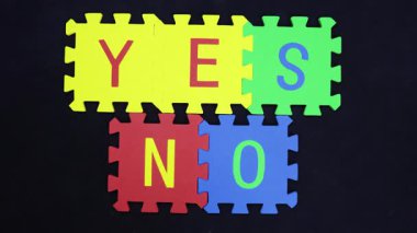 Çatışma ve çözüm köpük harfleri evet ve hayır siyah üzerine