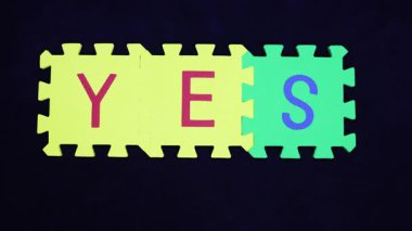 anlaşma ve onay kavramı parlak alfabe köpük döşemeleri evet diyor