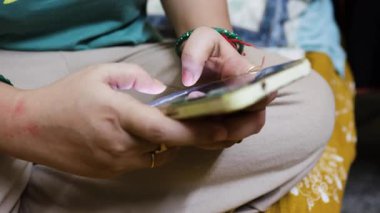 İnsan eli cep telefonuyla günlük teknoloji kullanımını ve dokunsal bağlantıyı vurguluyor