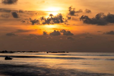 Şafakta sakin kıyı şeridinde dramatik bir gün doğumu