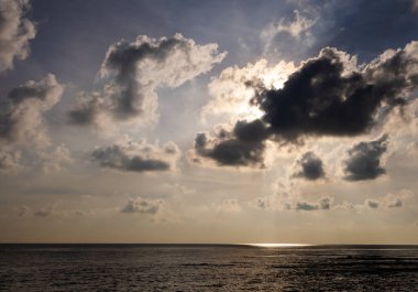 dramatik gökyüzü ve deniz manzarası gün batımında ya da gün doğumunda