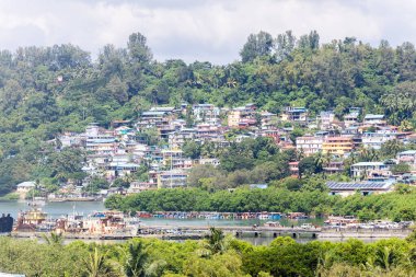 Blair Anand Adaları 'ndaki yerleşim yerleri ve orman tepelerinin manzaralı manzarası.