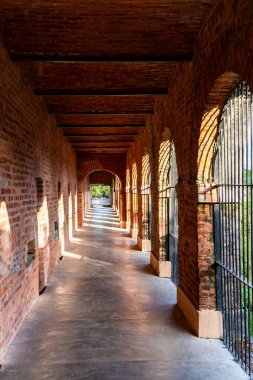 Hücresel hapishane hücre koridoru doğal güneş ışığı görüntüsüyle Hindistan 'daki Andaman Nicobar Adaları' ndaki Kala Pani hapishanesinde çekilmektedir..