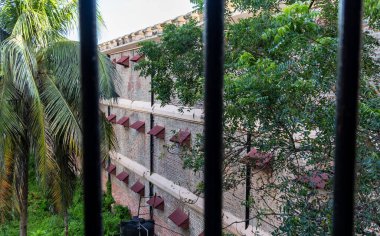 Andaman Nicobar Adaları 'ndaki Kala Pani Cezaevi' nde, Andaman Ulusal Eserleri 'nin dış görünüşü ele alınır..