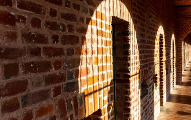 Hücresel hapishane hücre koridoru doğal güneş ışığı görüntüsüyle Hindistan 'daki Andaman Nicobar Adaları' ndaki Kala Pani hapishanesinde çekilmektedir..