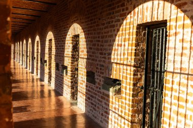 Hücresel hapishane hücre koridoru doğal güneş ışığı görüntüsüyle Hindistan 'daki Andaman Nicobar Adaları' ndaki Kala Pani hapishanesinde çekilmektedir..