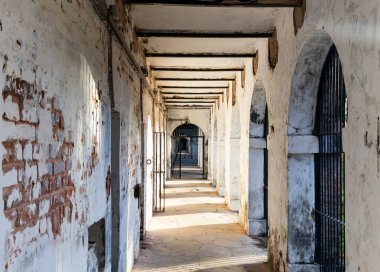 Andaman 'daki Port Blair' de ve Hindistan 'daki Nicobar Adası' ndaki Hücresel Hapishane 'de gündüz görüntüsünde tarihi hücresel hapishane simetrik koridoru çekilmiştir..