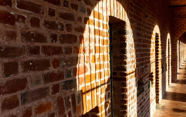 Hücresel hapishane hücre koridoru doğal güneş ışığı görüntüsüyle Hindistan 'daki Andaman Nicobar Adaları' ndaki Kala Pani hapishanesinde çekilmektedir..