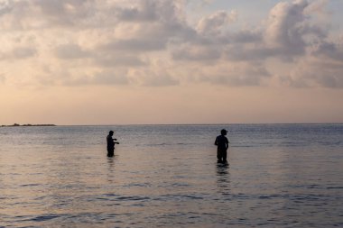 Güneş batarken Corbyns Cove Sahili, Andaman ve Nicobar Adası 'ndaki Liman Blair' de çekilen fotoğrafta balıkçı silueti yer alıyor..