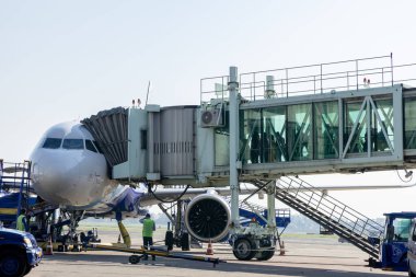 Havaalanı işletmeleri Indigo uçuş yakıt ikmali ve aerobridge görüntüsü üzerinden yükleme Andaman ve Nicobar Adası 'ndaki Veer Savarkar Uluslararası Havalimanı Blair' de 18 Haziran 2024 tarihinde çekilmiştir..