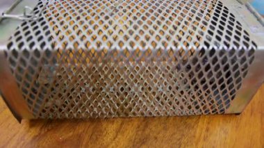 Küçük fare ahşap yüzeyde metal kafesin içinde sıkıştı.